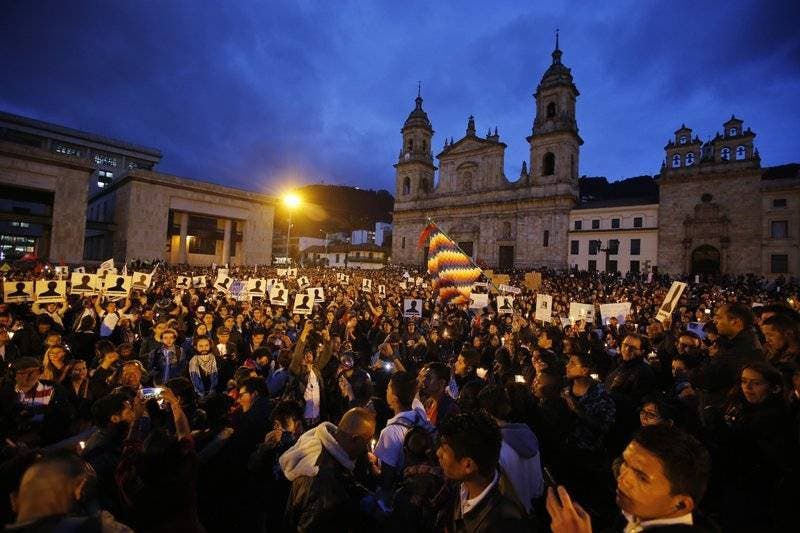 Miles protestan en Colombia por el asesinato de activistas; se teme que se dé marcha atrás en los acuerdos de paz