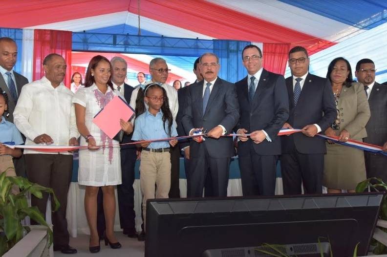 Presidente entrega centro educativo y ampliación politécnico Loyola en San Cristóbal