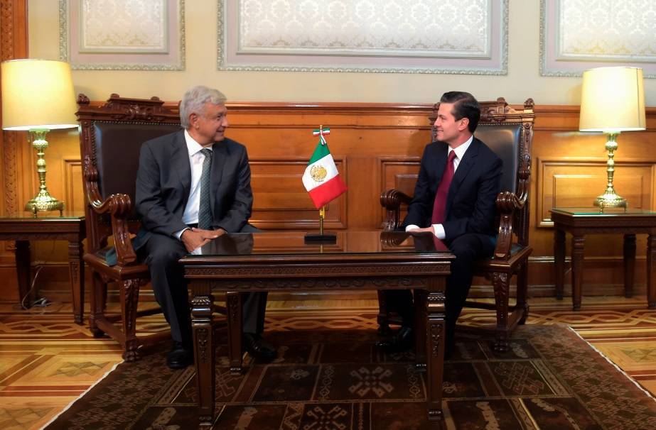 López Obrador renuncia a la seguridad, a la residencia oficial y al avión