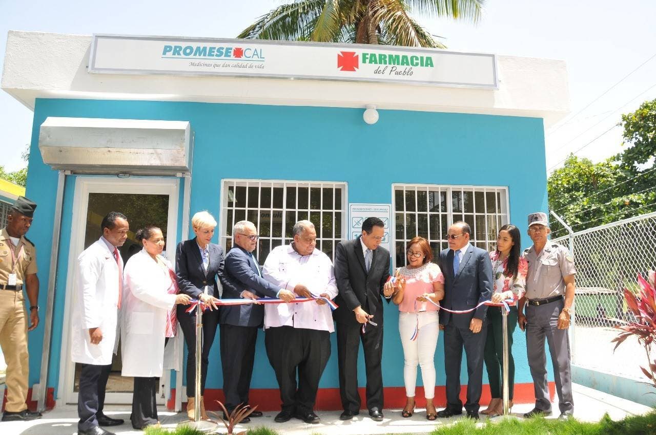 Inaugura Farmacia del Pueblo en la provincia de Pedernales