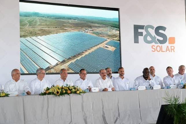 Presidente Medina encabeza inauguración de parque fotovoltaico Montecristi Solar