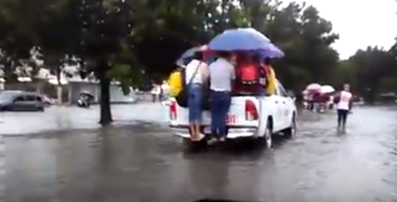 Video: Pese a lluvias de Tormenta Beryl, dominicanos hacen «lo que sea» para llegar a sus trabajos