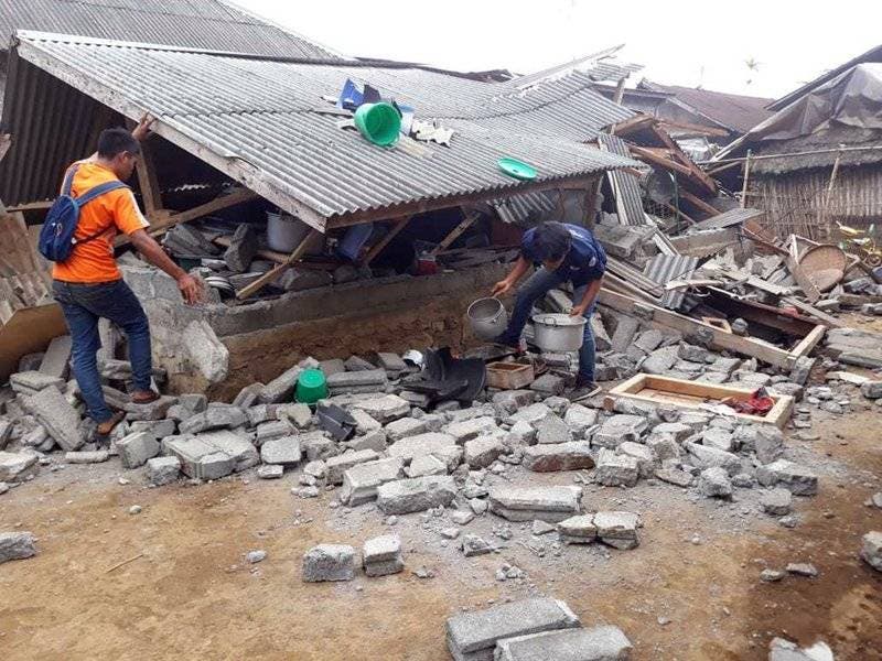 Sismo en Indonesia deja 16 muertos y  cientos atrapados en una montaña