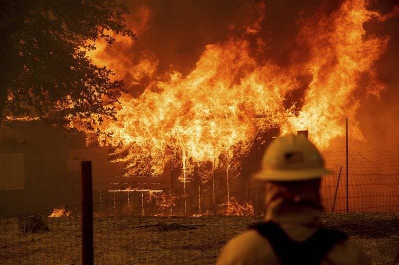 Dos incendios forestales amenazan a unas 10.000 viviendas y obligan a miles a huir en el norte de California