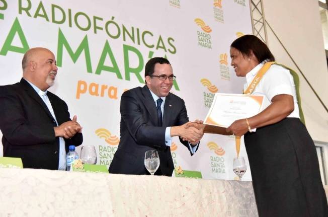 Navarro afirma aprendizaje y oportunidades conducen a desarrollo sostenido del país