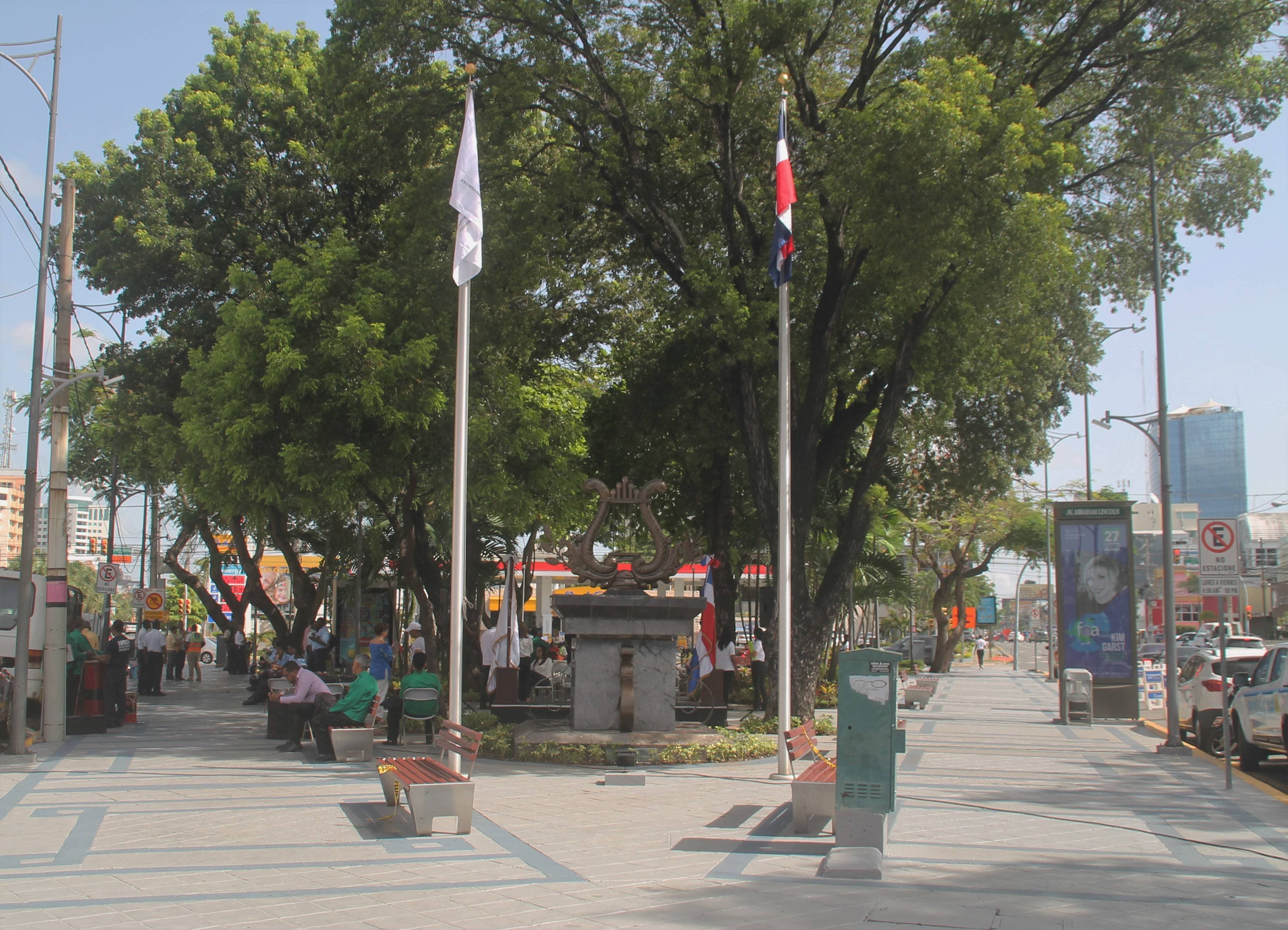 La alcaldía del Distrito Nacional inaugura obras e iluminación en el Parque La Lira
