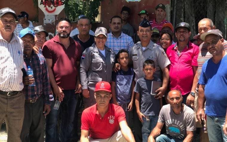 Policía comunitaria imparte orientaciones a residentes en Junumucú, Jarabacoa