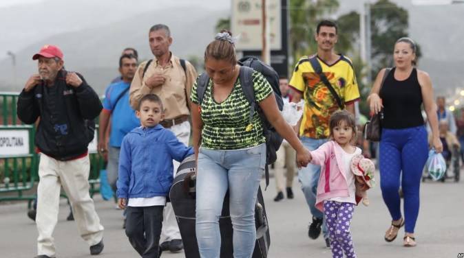 Colegios venezolanos reportan “niños dejados atrás” por padres que emigran