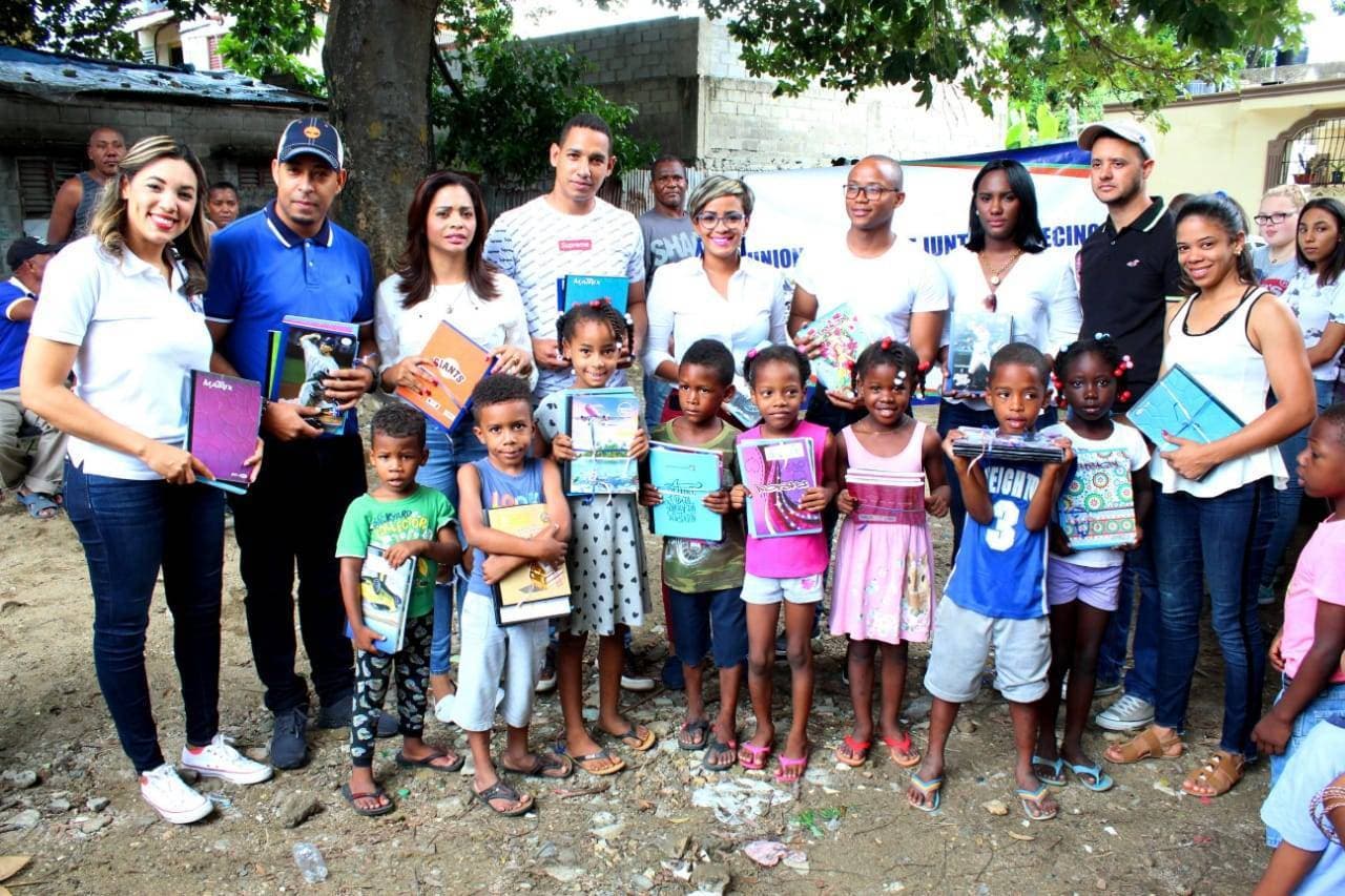 Periodistas entregan útiles escolares en barrios de Haina