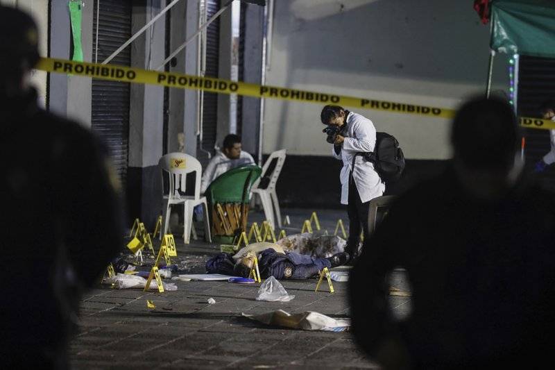 Suman 6 muertos por tiroteo en plaza de mariachis en México