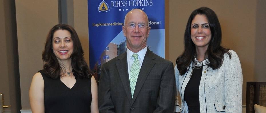 Johns Hopkins promueve intercambio con galenos