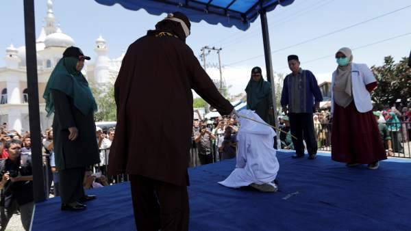 Pareja indonesia recibe 24 azotes por verse a solas sin estar casados