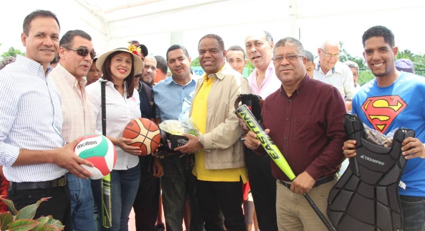 Danilo Díaz entrega cancha y estadio de béisbol en Conuco, Salcedo