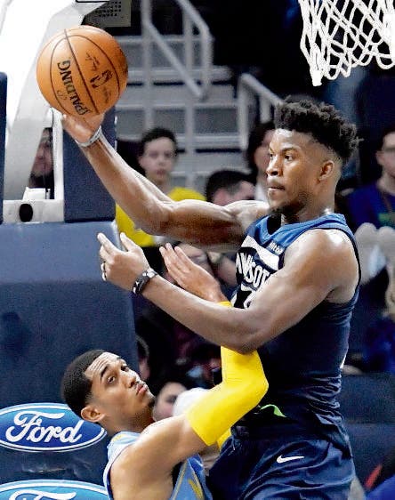 Minnesota Timberwolves' Jimmy Butler, right, gets off a pass as Los Angeles Lakers' Jordan Clarkson defends in the second half of an NBA basketball game Monday, Jan. 1, 2018, in Minneapolis.The Timberwolves won 114-96. Butler led the Timberwolves with 28 points while Clarkson led the Lakers with 20. (AP Photo/Jim Mone)