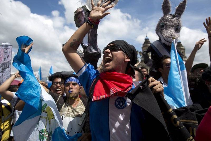 Miles de guatemaltecos protestan contra el presidente