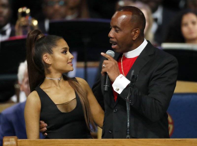 Obispo que ofició funeral de Aretha Franklin pide disculpas a Ariana Grande por toqueteo