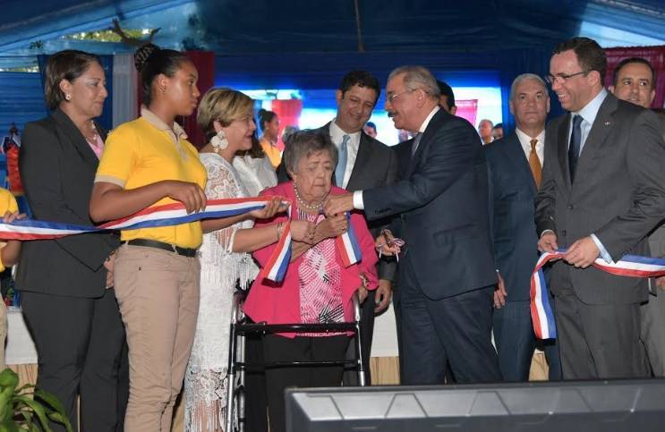Presidente Medina entrega tres centros educativos en Santiago
