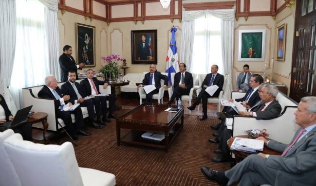 Medina evalúa avances de equipo gubernamental del Consejo de Competitividad