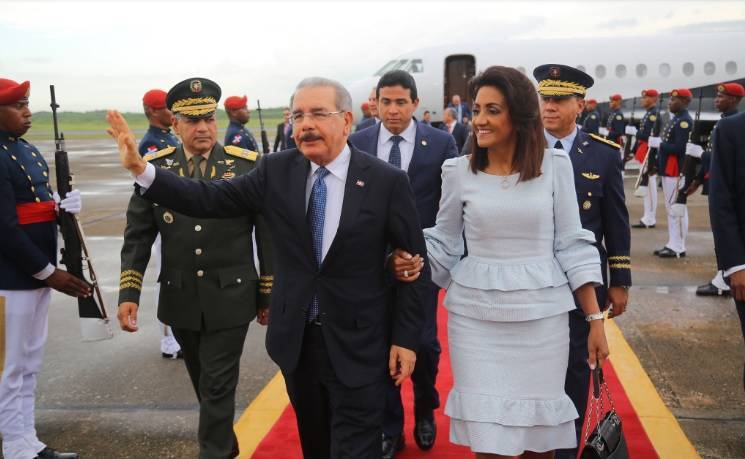 Presidente Medina llega al país tras participar en asamblea de la ONU