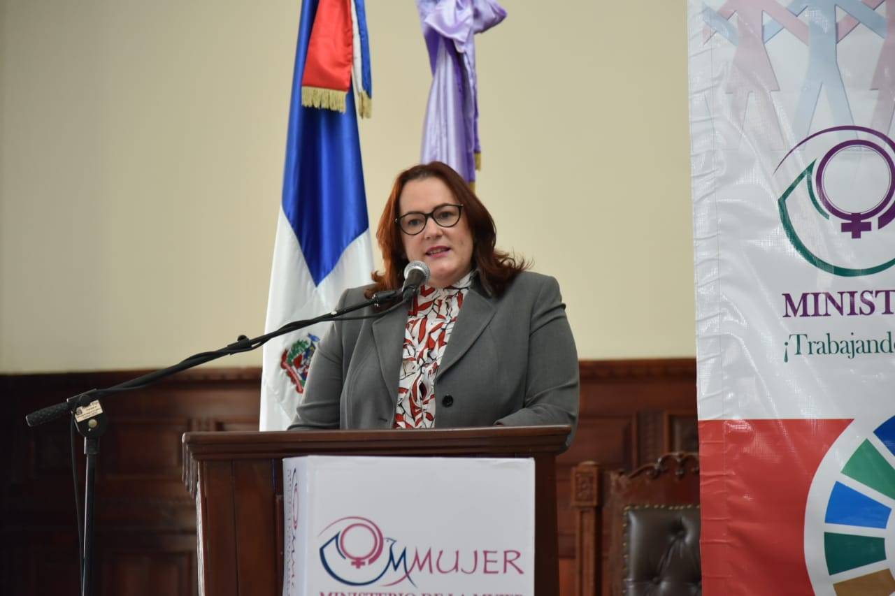 La ministra de la Mujer y la gobernadora de Santiago encabezan consulta regional