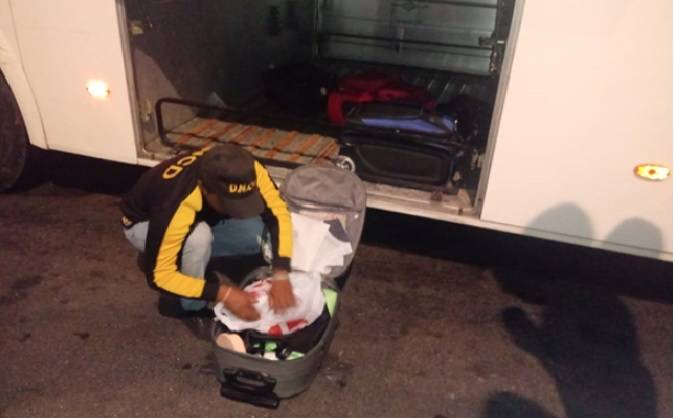Lo que hicieron agentes con maletas de profesores UASD tras detener autobús oficial