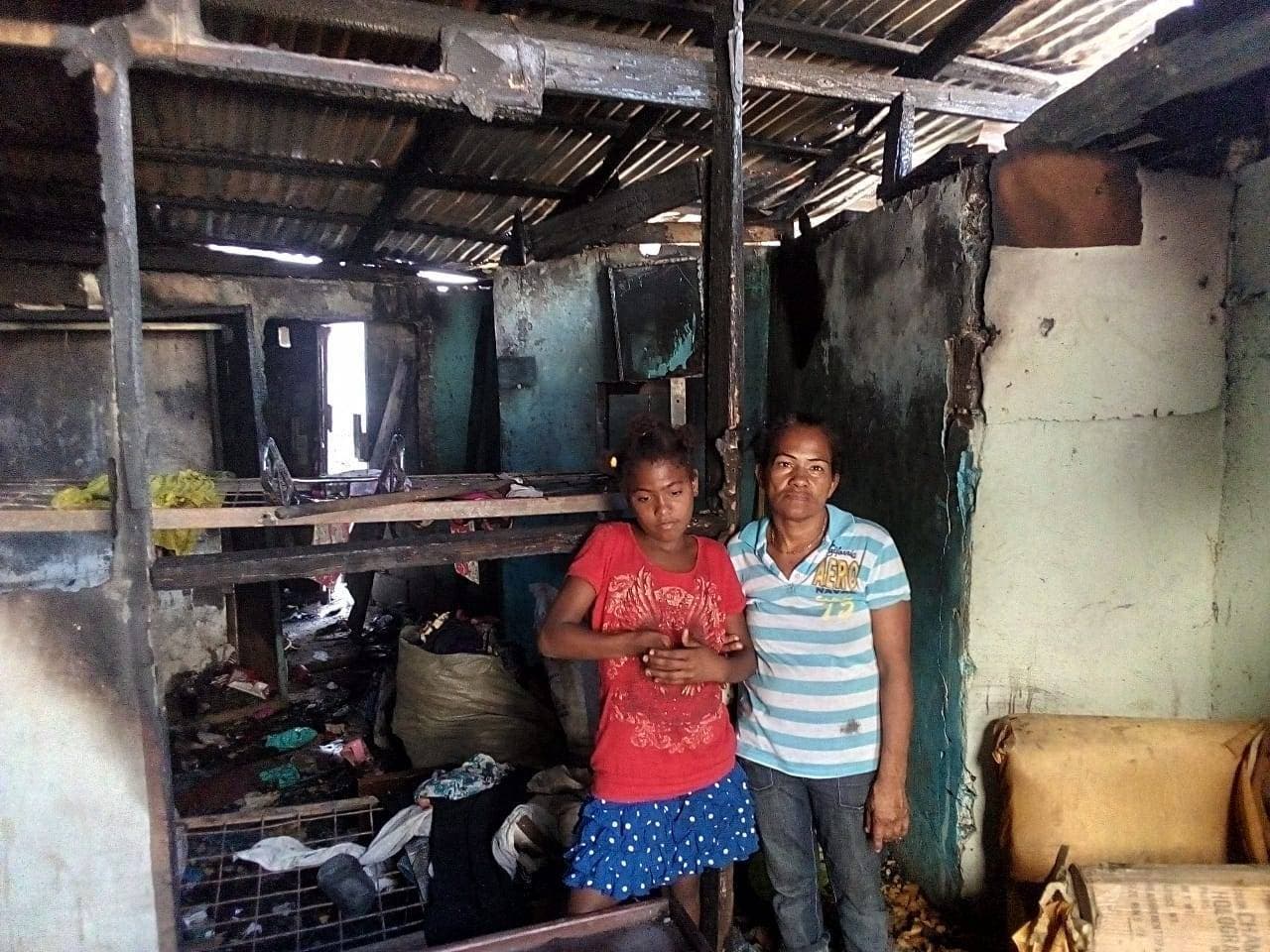 ¡Usted puede ayudar! Mujer y sus cinco hijos se quedan en la calle tras incendio destruir su casa