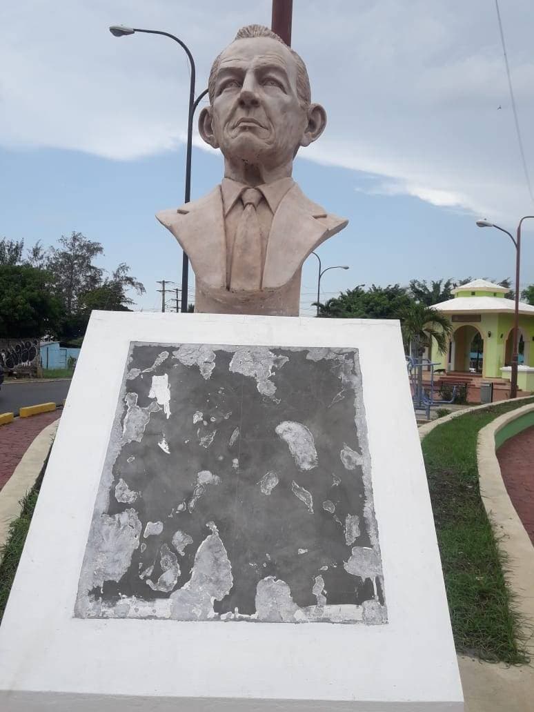 Busto de Juan Bosch en Boca Chica no tiene un mes y ya empezaron a robarlo por partes