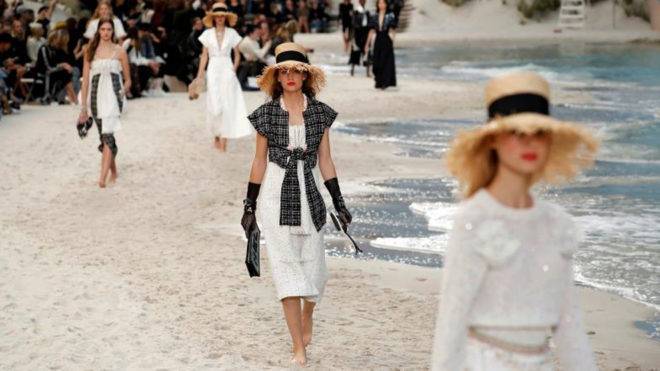 Chanel lleva la playa a París y se rinde a las tendencias mileanials