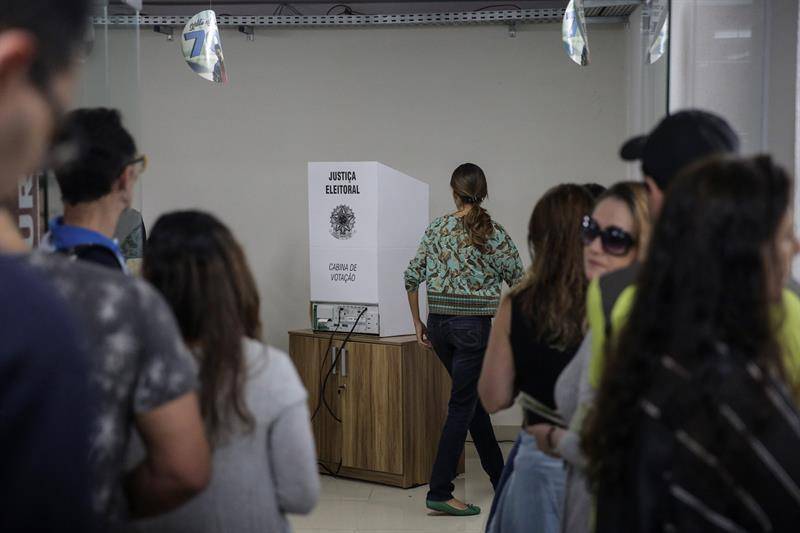 Cierra la mayoría de los colegios electorales de Brasil