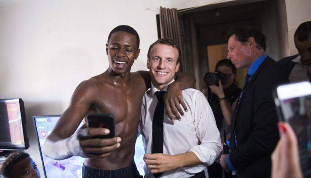 Nueva polémica de Macron por fotografiarse con un joven que salía de prisión