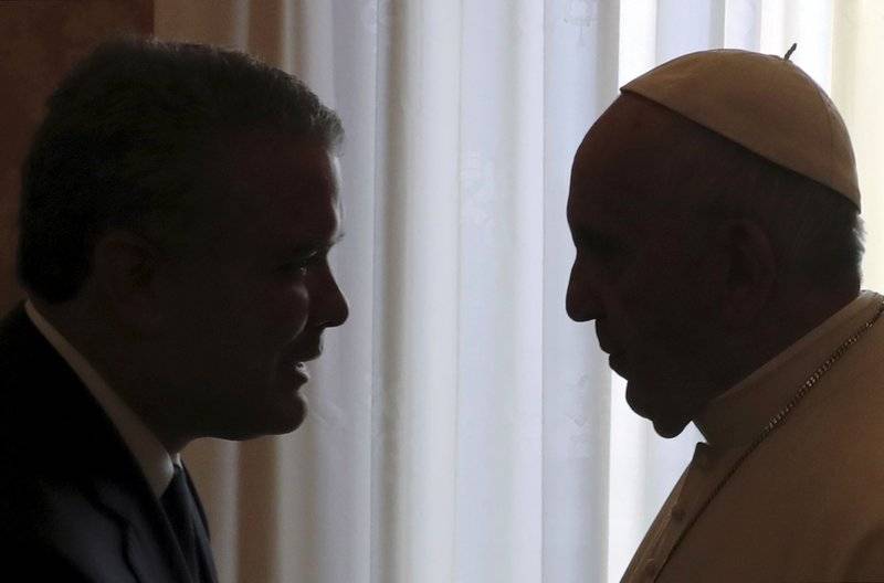 Vaticano sienta bases para discusión sobre curas casados