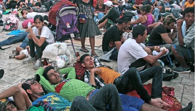 Una nueva caravana de 1,500 migrantes hondureños atraviesa Guatemala