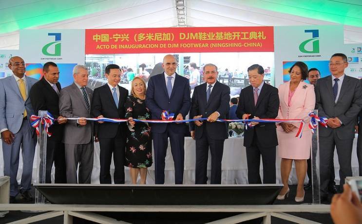 Presidente Medina encabeza inauguración de primera fábrica de calzados de China en Santiago
