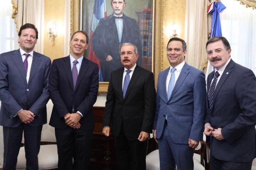 Video: Claro invertirá más de 1,000 millones de dólares en los próximos tres años; CEO de América Móvil visita presidente Danilo Medina