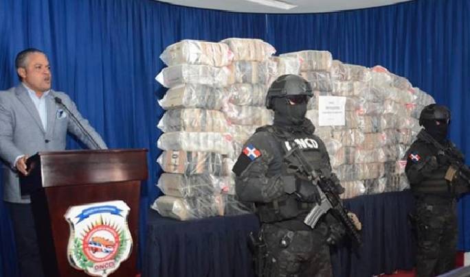 Agentes DNCD ocupan 395 paquetes de una sustancia que presumen es cocaína