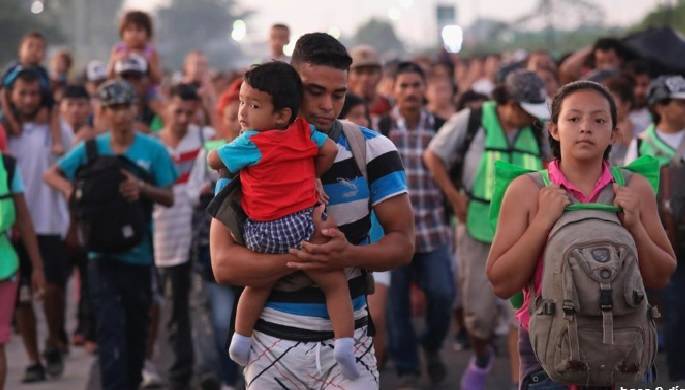 La viva imagen de la caravana de migrantes conformada por menores y mujeres