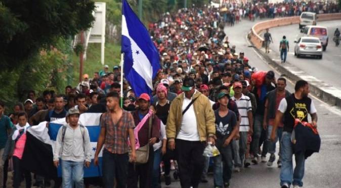 Migrantes cruzan sin incidentes garita migratoria en su avance por México