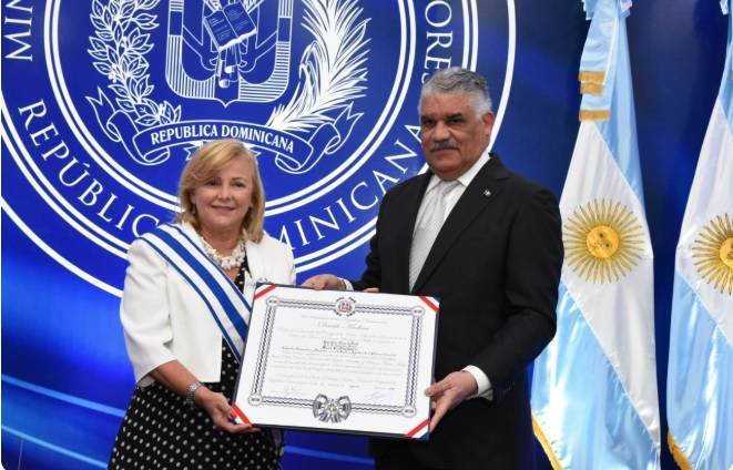 Canciller condecora a la embajadora de Argentina en RD