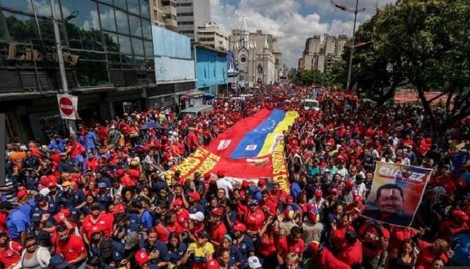 Miles de chavistas marchan en Caracas por la paz y para respaldar a Maduro