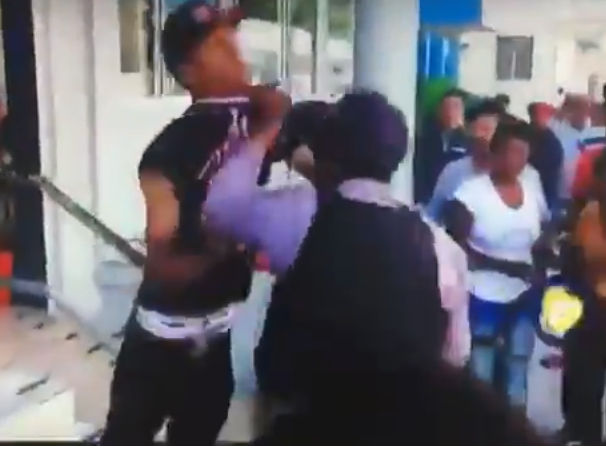 Video: ¡A los puños! Un agente y un joven se enfrentan en el cuartel de Moca