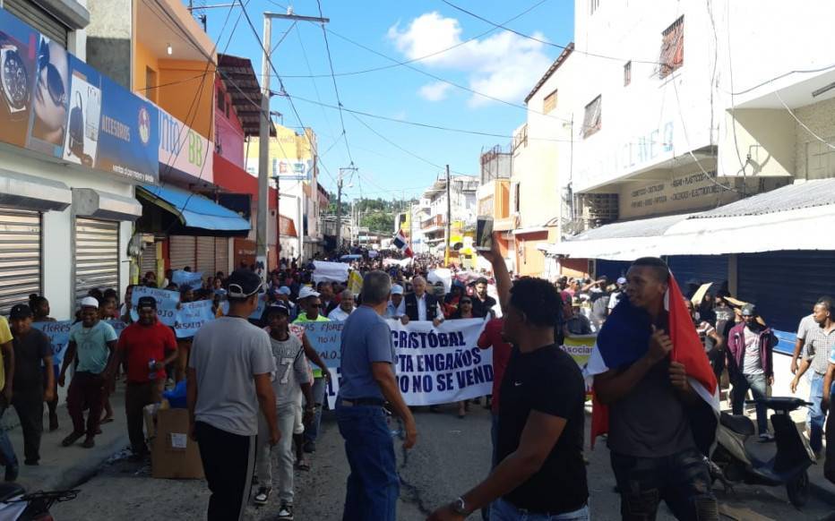 Comerciantes de San Cristóbal se movilizan para exigir un espacio en el mercado Abelardo Liriano