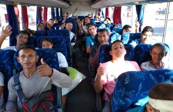Vuelo fletado por Maduro retorna 90 venezolanos a su país desde República Dominicana
