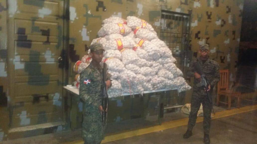 Autoridades incautan 135 sacos de ajo