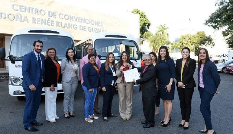 CONANI recibe dos autobuses nuevos para el Cibao y el Este del país
