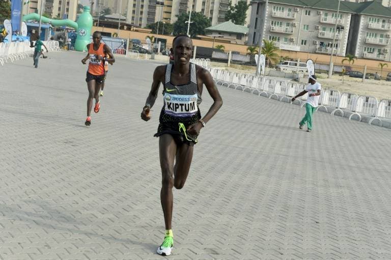 El keniano Kiptum bate el récord mundial de media maratón en Valencia