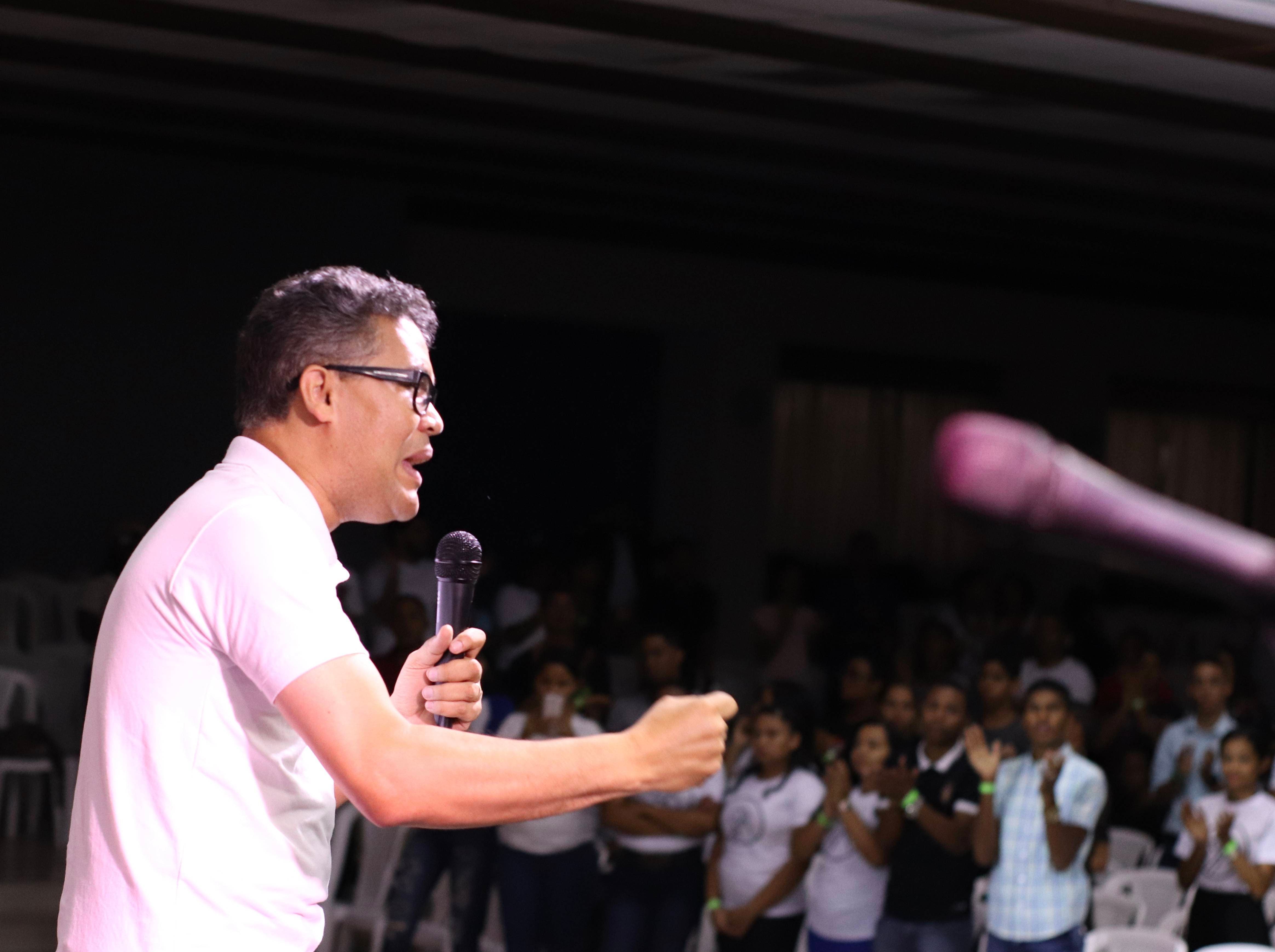 Carlos Peña pide a jóvenes defender dominicanidad