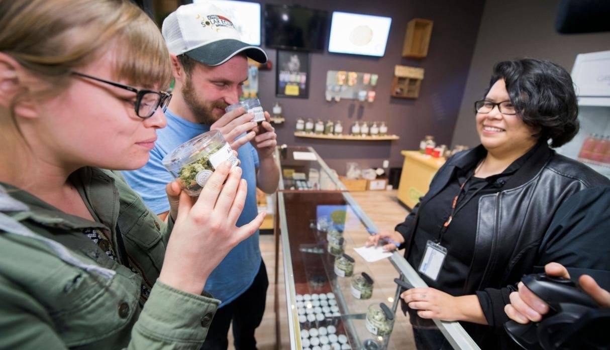 Abren primeras tiendas de marihuana en Massachusetts