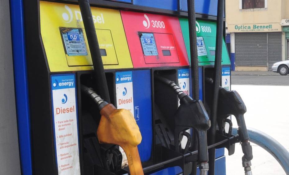 Precios de los combustibles bajan entre RD$1.96 y RD$4.00