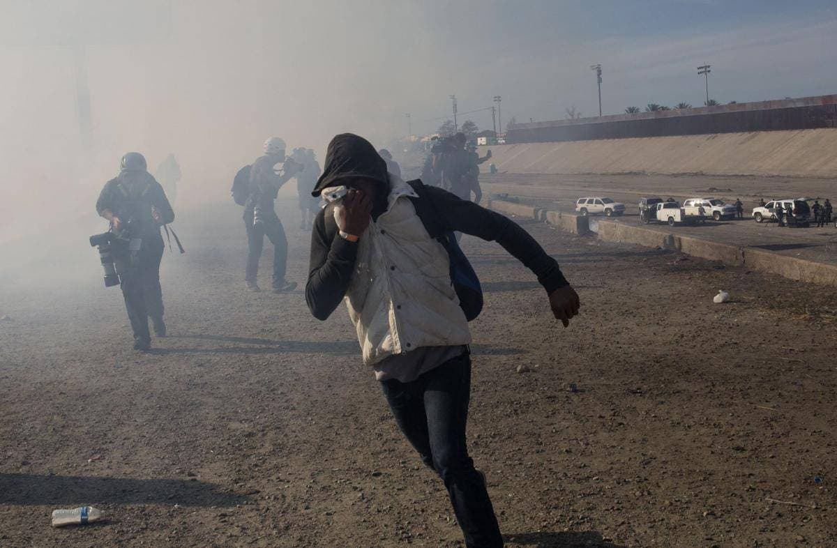 Arrojan gas a migrantes que intentan cruzar hacia EEUU