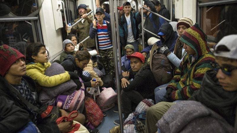 Migrantes centroamericanos viajan en el metro después de dejar el refugio temporal en el estadio Jesús Martínez, en la Ciudad de México, el viernes 9 de noviembre de 2018.  (AP Foto / Rodrigo Abd)